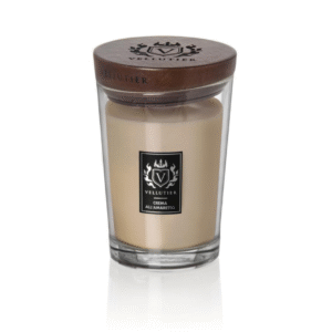 Świeca zapachowa Vellutier Crema All’Amaretto w eleganckim szkle z drewnianą pokrywką