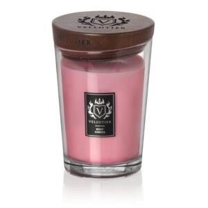 Różowa świeca zapachowa Vellutier Rosy Cheeks w eleganckim szkle z drewnianym wieczkiem